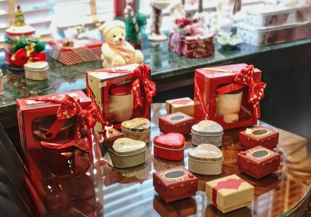 heart-shaped gift tin boxes